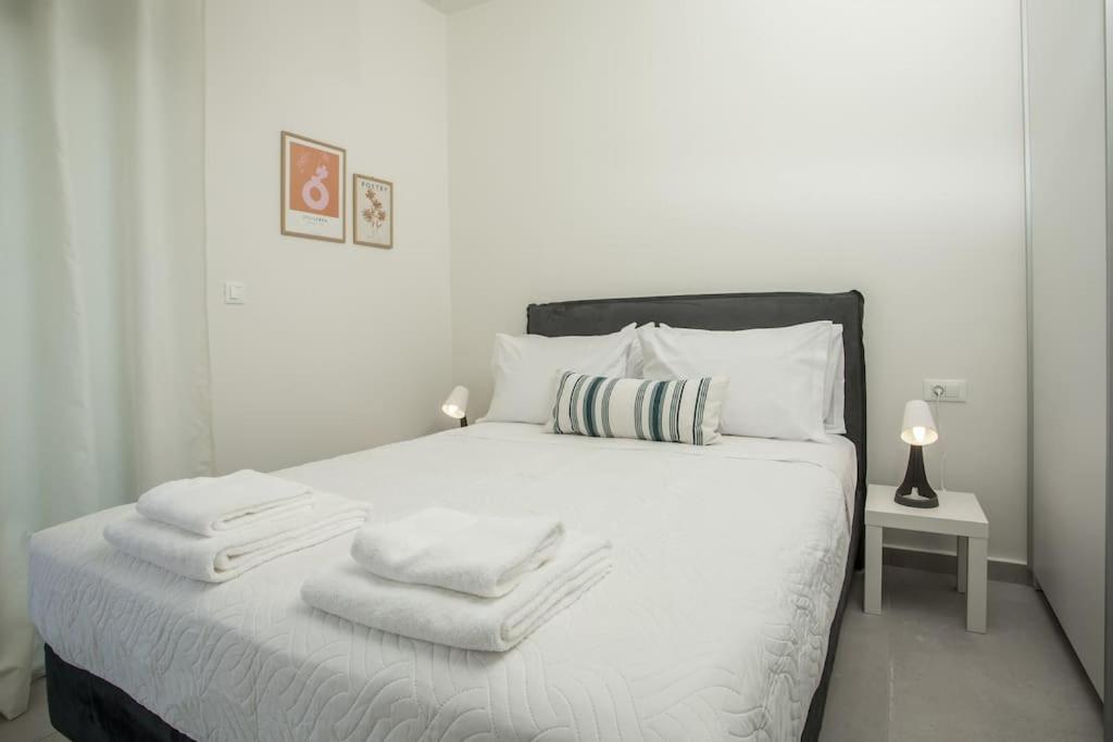 Cozy In The Heart Of Rhodes Center Rhodes City