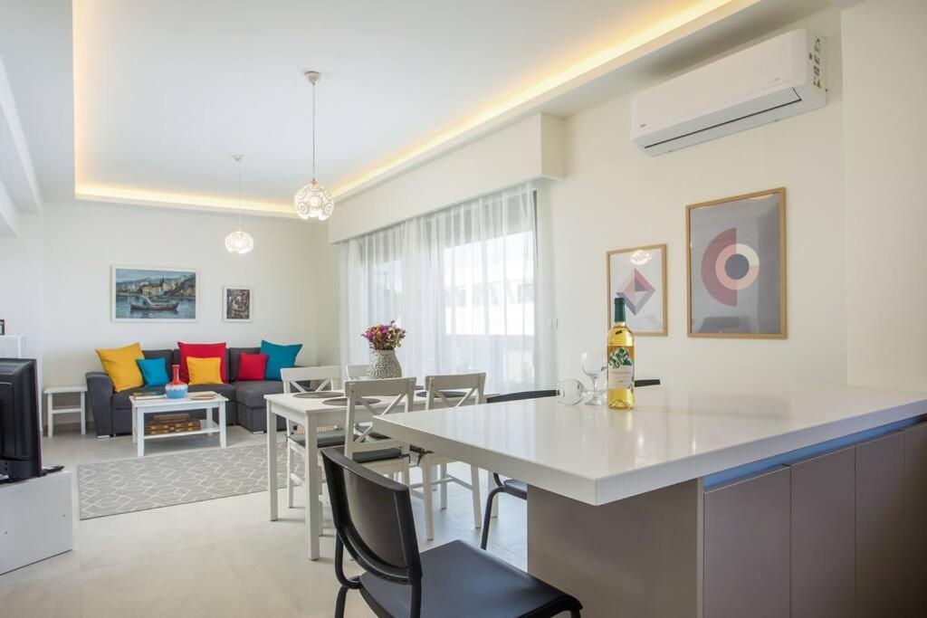 Cozy In The Heart Of Rhodes Center Rhodes City