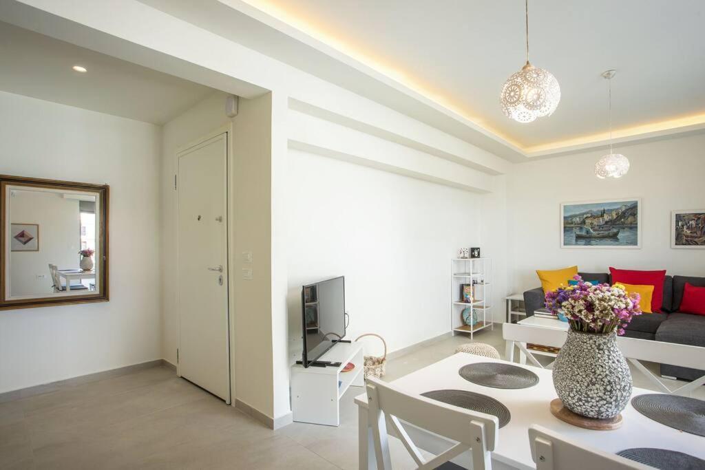 Cozy In The Heart Of Rhodes Center * Rhodes City