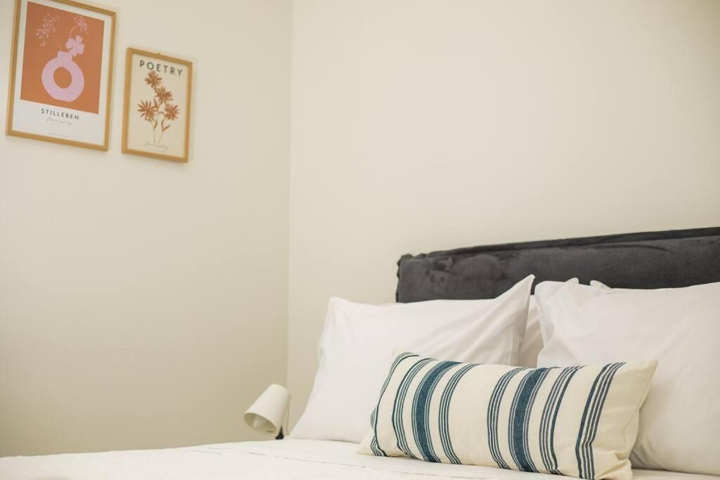 Cozy In The Heart Of Rhodes Center *