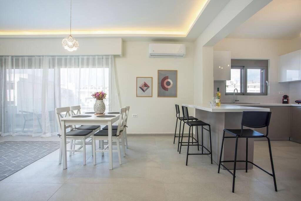 Cozy In The Heart Of Rhodes Center דירה Rhodes City