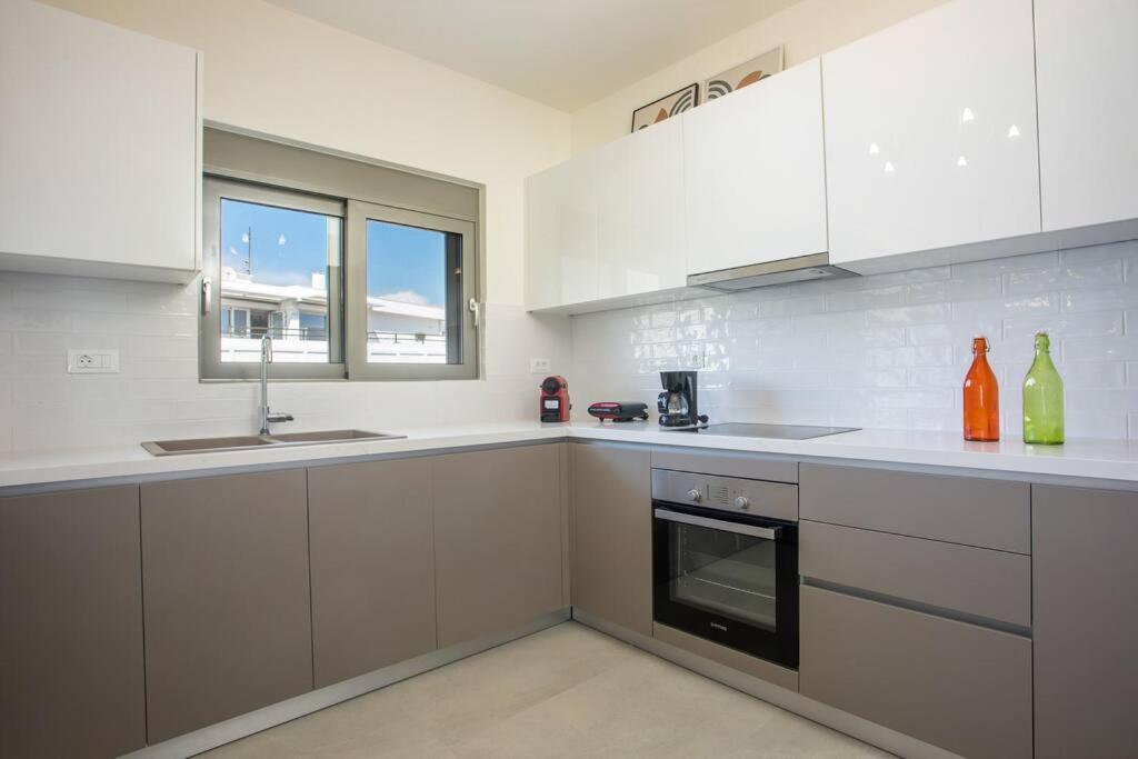 Cozy In The Heart Of Rhodes Center Apartment