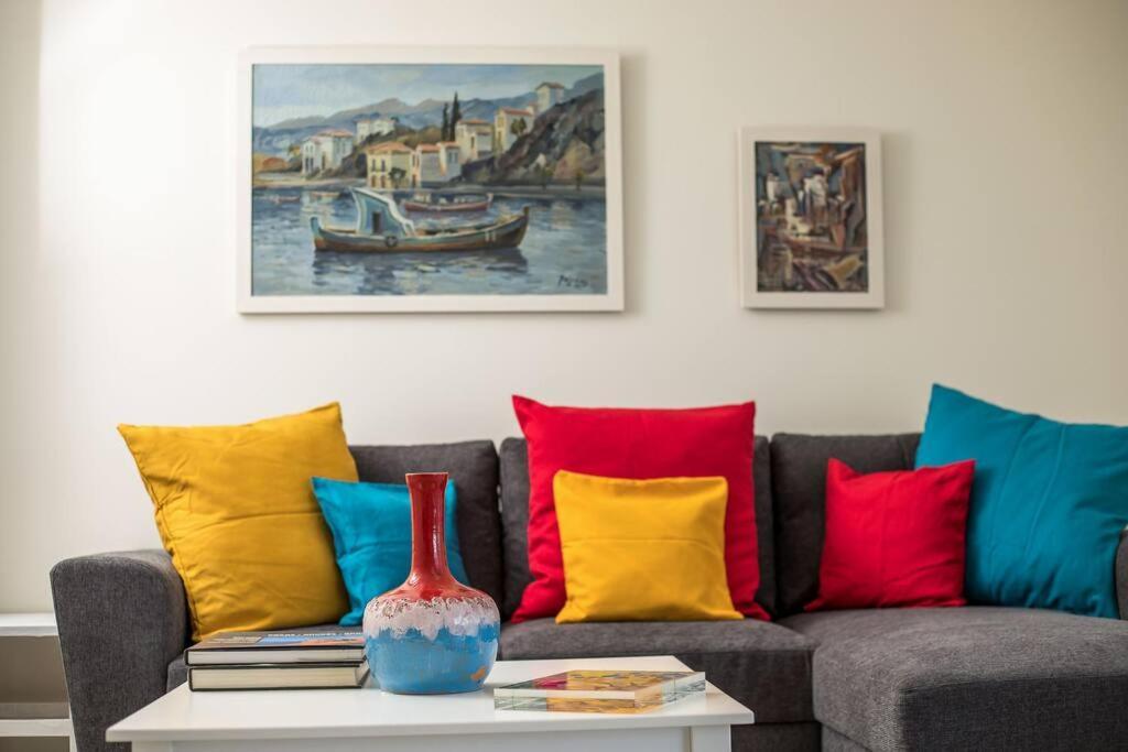 Cozy In The Heart Of Rhodes Center Apartment